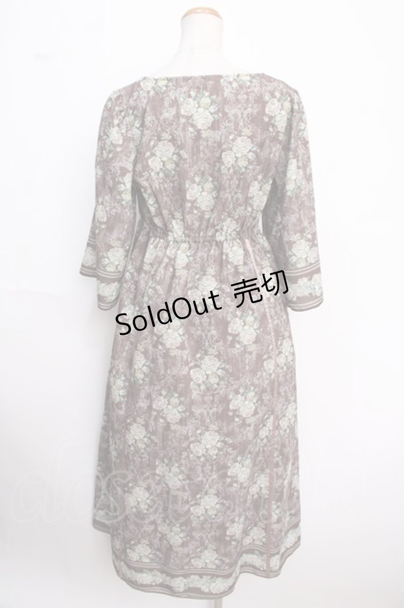 画像2: 【SALE】axes femme / ウォールオーナメント柄ワンピース M 茶 Y-25-02-16-183-AX-OP-SZ-ZT448 (2)