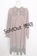 【SALE】axes femme / 巻きバラ付フリルワンピース M 茶 Y-25-02-18-086-AX-OP-SZ-ZT462