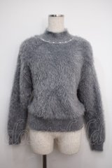 axes femme / パール付きフェザーニット  グレー Y-25-02-27-083-AX-TO-SZ-ZT108