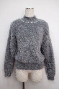 axes femme / パール付きフェザーニット  グレー Y-25-02-27-083-AX-TO-SZ-ZT108