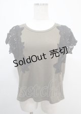 axes femme / 肩フラワーレースシャツ  カーキ Y-25-03-04-040-AX-TO-SZ-ZI