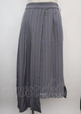 axes femme / ストライプアシメプリーツスカート F ブルー Y-25-03-07-173-AX-SK-SZ-ZT340