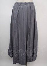 画像2: 【SALE】axes femme / ストライプアシメプリーツスカート F ブルー Y-25-03-07-173-AX-SK-SZ-ZT340 (2)