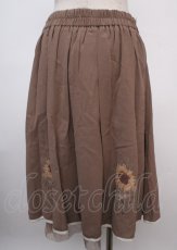 画像2: 【SALE】axes femme / 向日葵クロスステッチ刺繍スカート F モカ Y-25-03-07-179-AX-SK-SZ-ZT139 (2)