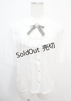 画像1: axes femme / カメオ×ジャボブローチ付ブラウス M 白 Y-25-03-07-004-AX-BL-SZ-ZY