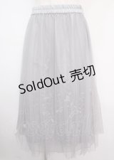 axes femme / 裏地刺繍プリーツチュールスカート  サックス Y-25-03-14-055-AX-SK-SZ-OS