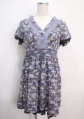 axes femme / ローズリーフ柄ティアードワンピース  サックス Y-25-03-14-105-AX-OP-SZ-ZY