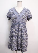 axes femme / ローズリーフ柄ティアードワンピース  サックス Y-25-03-14-105-AX-OP-SZ-ZY