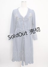 axes femme / SAJOU花刺繍ガウン  サックス Y-25-03-14-106-AX-TO-SZ-ZY