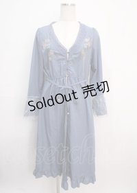 axes femme / SAJOU花刺繍ガウン  サックス Y-25-03-14-106-AX-TO-SZ-ZY