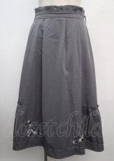 画像1: 【SALE】axes femme / 花刺繍入り切替フレアスカート M グレー Y-25-03-20-063-AX-SK-SZ-ZT216 (1)