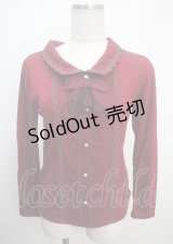 axes femme / ブローチ付きブラウス風プルオーバー  ワイン Y-25-03-20-033-AX-TO-SZ-ZY