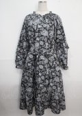 axes femme / フリルデザイン花柄ワンピース 3L 黒 Y-25-03-22-105-AX-OP-SZ-ZS