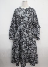 axes femme / フリルデザイン花柄ワンピース 3L 黒 Y-25-03-22-105-AX-OP-SZ-ZS