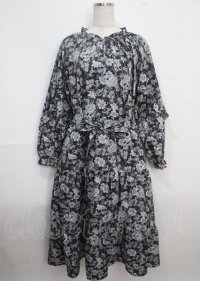 axes femme / フリルデザイン花柄ワンピース 3L 黒 Y-25-03-22-105-AX-OP-SZ-ZS