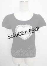 MILK / ハートレースロゴフロッキーパフ袖カットソー  ブラック Y-25-03-22-029-ML-TS-SZ-ZY
