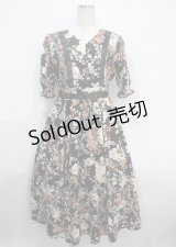 axes femme NOSTALGIE / 絵画風ローズ柄ワンピース F 黒 Y-25-03-26-141-AX-OP-SZ-OS