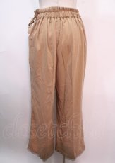 画像2: 【SALE】axes femme / サイドバックルタックパンツ F キャメル Y-25-04-01-170-AX-PA-SZ-ZT218 (2)