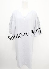 axes femme / チュール×花刺繍ワンピース F サックス Y-25-04-03-088-AX-OP-SZ-ZY