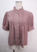 axes femme / カメオブローチスタンドネック半袖ブラウス  ピンク Y-25-04-03-013-AX-BL-SZ-ZY