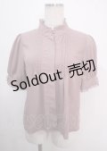 axes femme / カメオブローチスタンドネック半袖ブラウス  ピンク Y-25-04-03-013-AX-BL-SZ-ZY