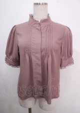 axes femme / カメオブローチスタンドネック半袖ブラウス  ピンク Y-25-04-03-013-AX-BL-SZ-ZY