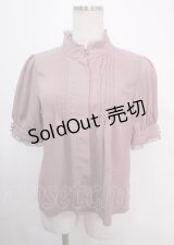 axes femme / カメオブローチスタンドネック半袖ブラウス  ピンク Y-25-04-03-013-AX-BL-SZ-ZY
