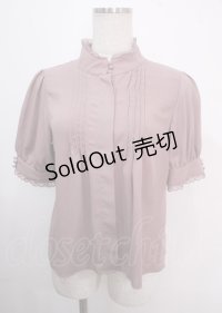 axes femme / カメオブローチスタンドネック半袖ブラウス  ピンク Y-25-04-03-013-AX-BL-SZ-ZY