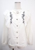 axes femme / チョーカー風ローズ刺繍ブラウス  白 Y-25-04-03-020-AX-BL-SZ-ZY