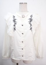 axes femme / チョーカー風ローズ刺繍ブラウス  白 Y-25-04-03-020-AX-BL-SZ-ZY