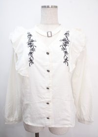 axes femme / チョーカー風ローズ刺繍ブラウス  白 Y-25-04-03-020-AX-BL-SZ-ZI