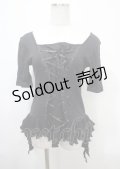 h.naoto Blood / プリント入編み上げフリルカットソー  黒 Y-25-04-11-083-HN-TO-SZ-ZY