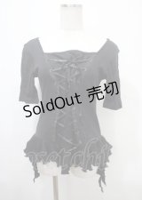 h.naoto Blood / プリント入編み上げフリルカットソー  黒 Y-25-04-11-083-HN-TO-SZ-ZY