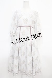 axes femme / ウォールオーナメント柄ワンピース M キナリ Y-25-04-15-106-AX-OP-SZ-ZY