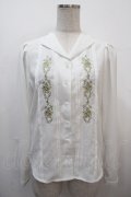 an another angelus / オープンカラーローズ刺繍ブラウス F オフホワイト Y-25-04-20-020-CA-BL-SZ-ZY