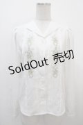an another angelus / オープンカラーローズ刺繍ブラウス F オフホワイト Y-25-04-20-020-CA-BL-SZ-ZY