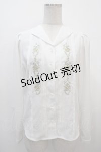 an another angelus / オープンカラーローズ刺繍ブラウス F オフホワイト Y-25-04-20-020-CA-BL-SZ-ZY