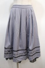 画像1: 【SALE】axes femme POETIQUE / メッセージ刺繍タックスカート M ブルーグレー Y-25-04-21-113-AX-SK-SZ-ZH (1)