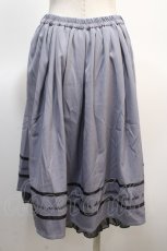 画像2: 【SALE】axes femme POETIQUE / メッセージ刺繍タックスカート M ブルーグレー Y-25-04-21-113-AX-SK-SZ-ZH (2)