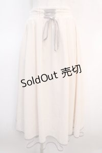 axes femme POETIQUE / リボン花柄バックフリルスカート  キナリ Y-25-04-21-131-AX-SK-SZ-ZY