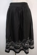axes femme POETIQUE / アクアマリン透かし刺繍スカート  黒 Y-25-04-21-156-AX-SK-SZ-ZY
