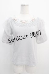 axes femme / 巻きバラのふんわりチュール袖プルオーバー  サックス Y-25-04-21-023-AX-TO-SZ-ZY