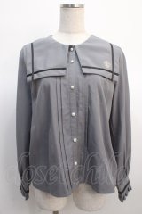 axes femme POETIQUE / チェックリボン付セーラーブラウス  グレー Y-25-04-21-028-AX-BL-SZ-ZY