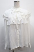 axes femme POETIQUE / ケープデザインフリルブラウス  白 Y-25-04-21-030-AX-BL-SZ-ZY