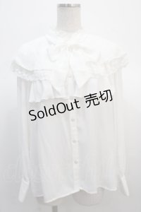 axes femme POETIQUE / ケープデザインフリルブラウス  白 Y-25-04-21-030-AX-BL-SZ-ZY