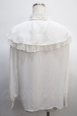 画像2: axes femme POETIQUE / ケープデザインフリルブラウス  白 Y-25-04-21-030-AX-BL-SZ-ZY