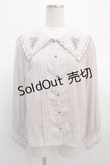 axes femme POETIQUE / フラワー刺繍スカラップ襟ブラウス  モカ Y-25-04-21-033-AX-BL-SZ-ZY