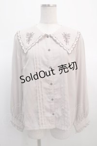 axes femme POETIQUE / フラワー刺繍スカラップ襟ブラウス  モカ Y-25-04-21-033-AX-BL-SZ-ZY