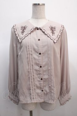 画像1: axes femme POETIQUE / フラワー刺繍スカラップ襟ブラウス  モカ Y-25-04-21-033-AX-BL-SZ-ZY
