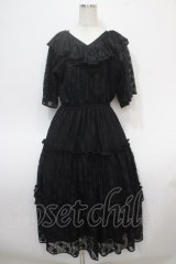 axes femme NOSTALGIE / フリルティアード総レースワンピース F 黒 Y-25-04-28-009-AX-OP-SZ-ZY